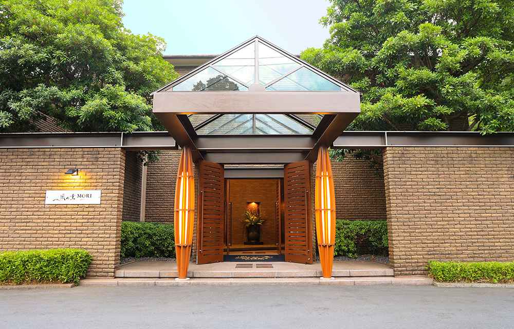 ラグジュアリーホテル 風の薫MORI premierの外観の正面エントランス-サムネイル｜一度は泊まりたい 日本の高級旅館・ブティックホテル（Best Boutique Stays Japan）