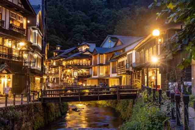 夕暮れの銀山温泉街｜一度は泊まりたい 日本の高級旅館・ブティックホテル（Best Boutique Stays Japan）