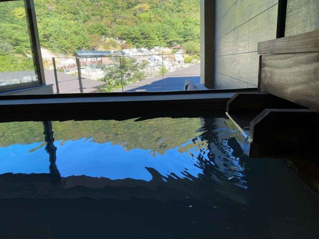 Mt.Resort 雲仙九州ホテル-室内温泉からの雲仙地獄谷｜一度は泊まりたい 日本の高級旅館・ブティックホテル（Best Boutique Stays Japan）