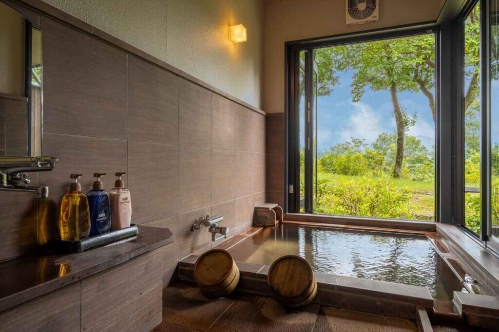 草屋根の宿 龍のひげ/別邸 ゆむた-客室露天風呂からの風景｜一度は泊まりたい 日本の高級旅館・ブティックホテル（Best Boutique Stays Japan）