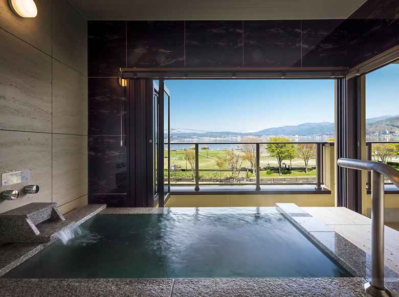 湖畔の洋館 かたくらシルクホテル-客室の半露天風呂｜一度は泊まりたい 日本の高級旅館・ブティックホテル（Best Boutique Stays Japan）