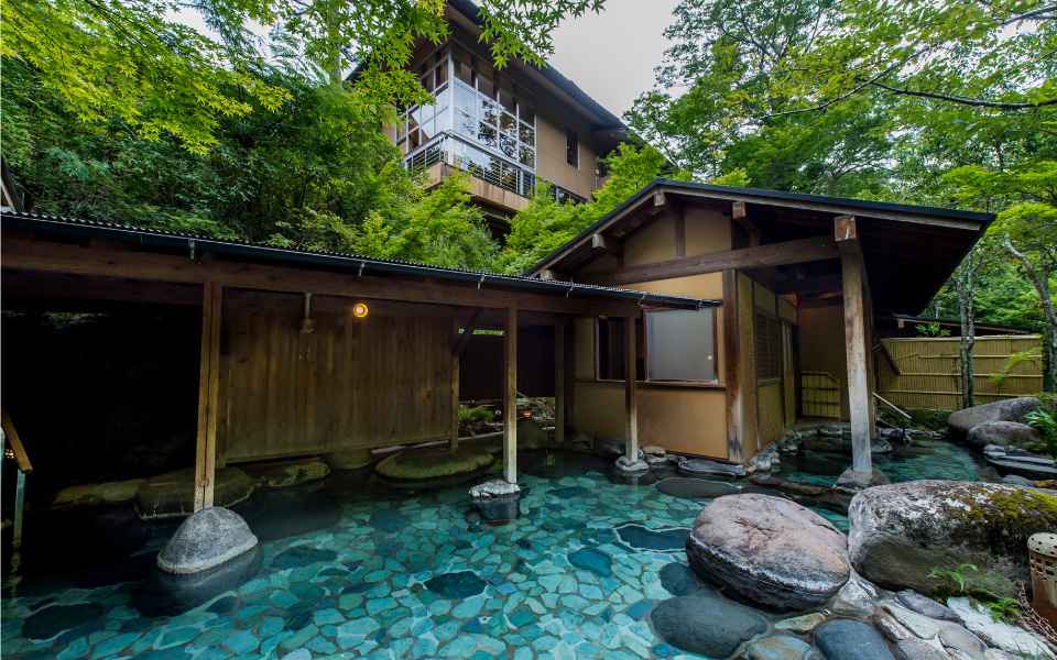 谷川の湯 あせび野-大浴場の露天風呂の外観｜一度は泊まりたい 日本の高級旅館・ブティックホテル（Best Boutique Stays Japan）