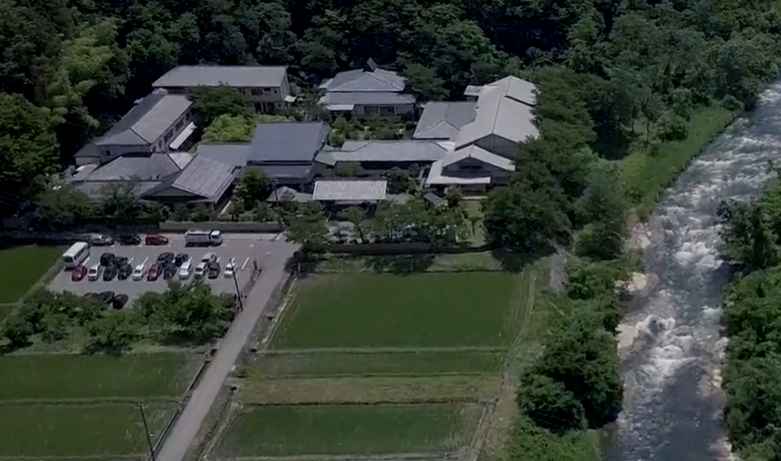 金沢犀川温泉 川端の湯宿 滝亭-空撮全景｜一度は泊まりたい 日本の高級旅館・ブティックホテル（Best Boutique Stays Japan）