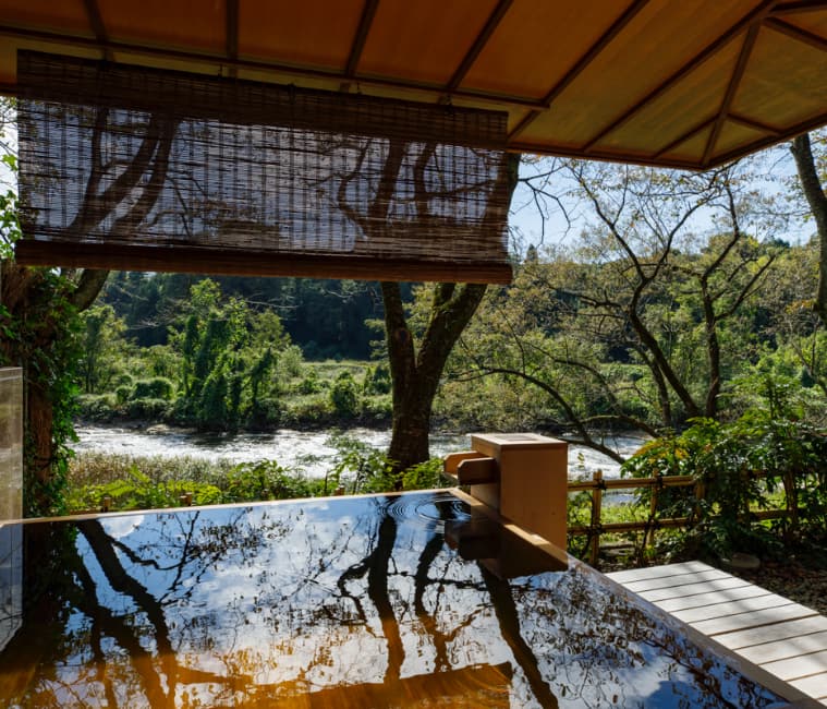 金沢犀川温泉 川端の湯宿 滝亭-客室露天風呂からの犀川の風景｜一度は泊まりたい 日本の高級旅館・ブティックホテル（Best Boutique Stays Japan）