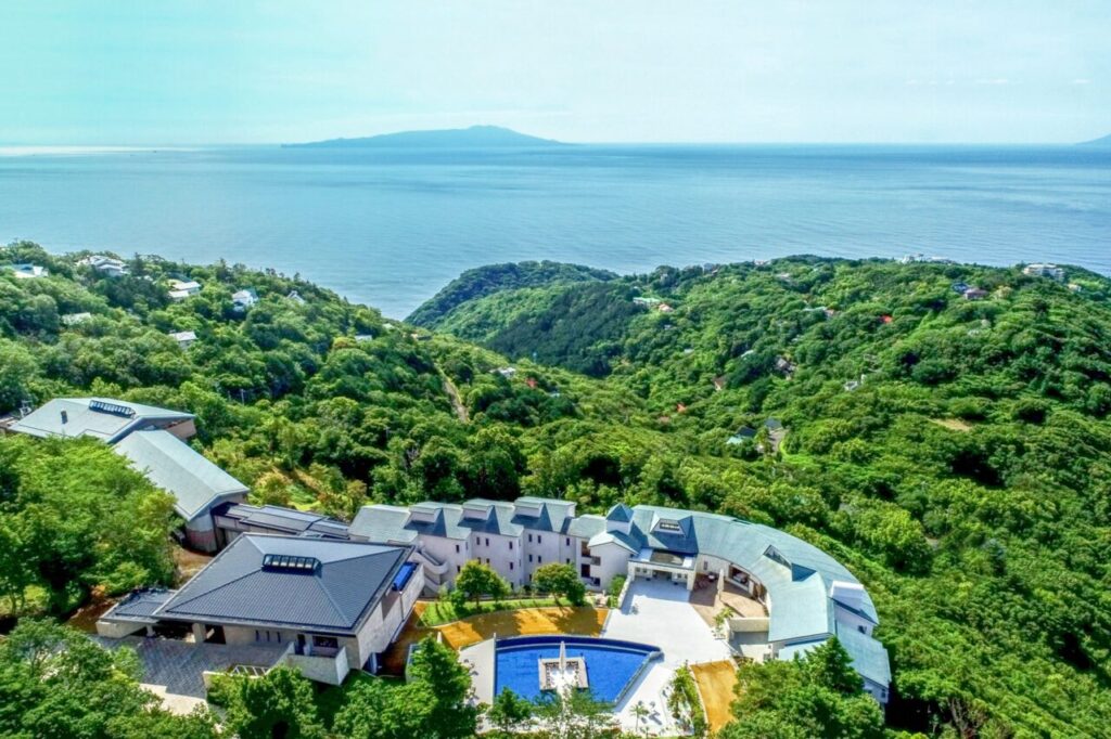 伊豆ホテル リゾート＆スパ-空撮全景｜一度は泊まりたい 日本の高級旅館・ブティックホテル（Best Boutique Stays Japan）